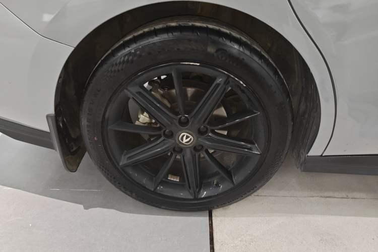 Used CHANGAN UNI-V 2022 1.5T Prestige Version Right Rear Wheel Hub