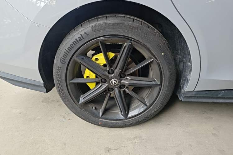 Used CHANGAN UNI-V 2022 1.5T Prestige Version Right Rear Wheel Hub