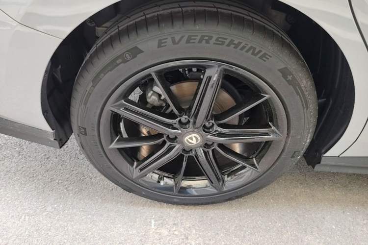 Used CHANGAN UNI-V 2022 1.5T Prestige Version Right Rear Wheel Hub