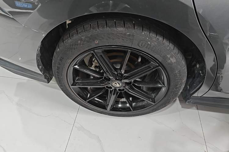 Used CHANGAN UNI-V 2022 1.5T Prestige Version Right Rear Wheel Hub
