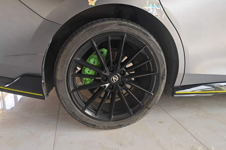 Used CHANGAN UNI-V 2022 2.0T Leading-Speed Edition Right Rear Wheel Hub