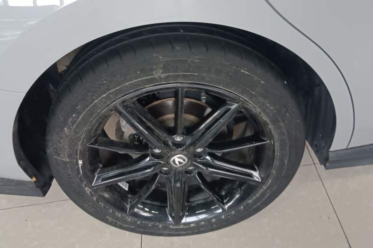 Used CHANGAN UNI-V 2022 1.5T Smart Navigation Version Right Rear Wheel Hub