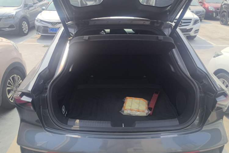 Used CHANGAN UNI-V 2022 1.5T Smart Navigation Version Trunk