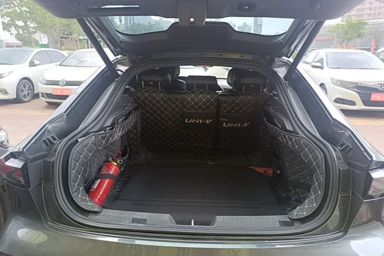 Used CHANGAN UNI-V 2022 1.5T Prestige Version Trunk