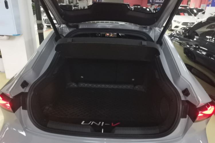 Used CHANGAN UNI-V 2022 1.5T Smart Navigation Version Trunk