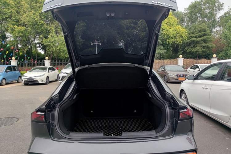 Used CHANGAN UNI-V 2022 1.5T Sport Edition Trunk