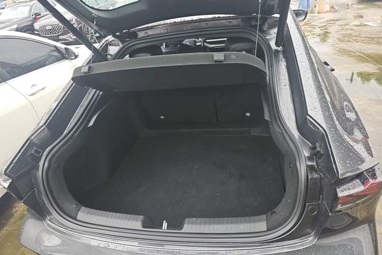 Used CHANGAN UNI-V 2022 1.5T Smart Navigation Version Trunk