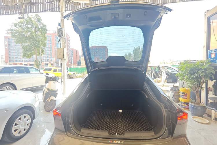 Used CHANGAN UNI-V 2022 1.5T Prestige Version Trunk