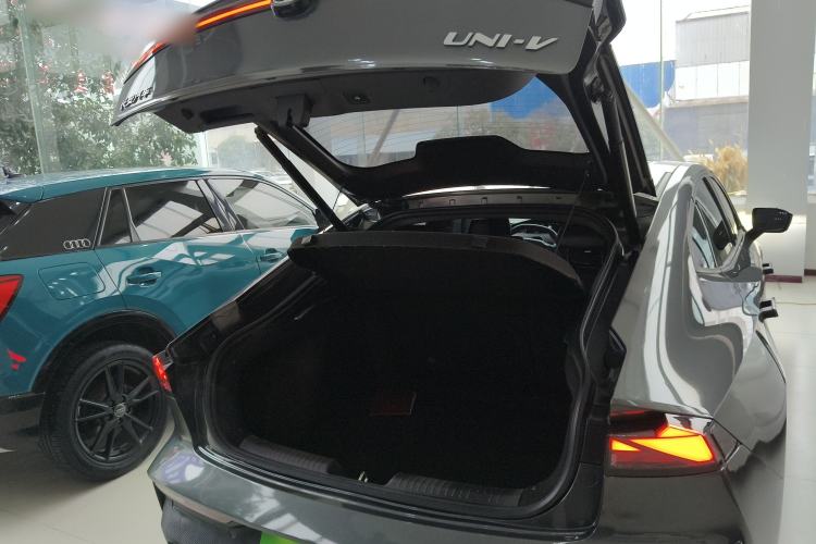 Used CHANGAN UNI-V 2022 1.5T Prestige Version Trunk