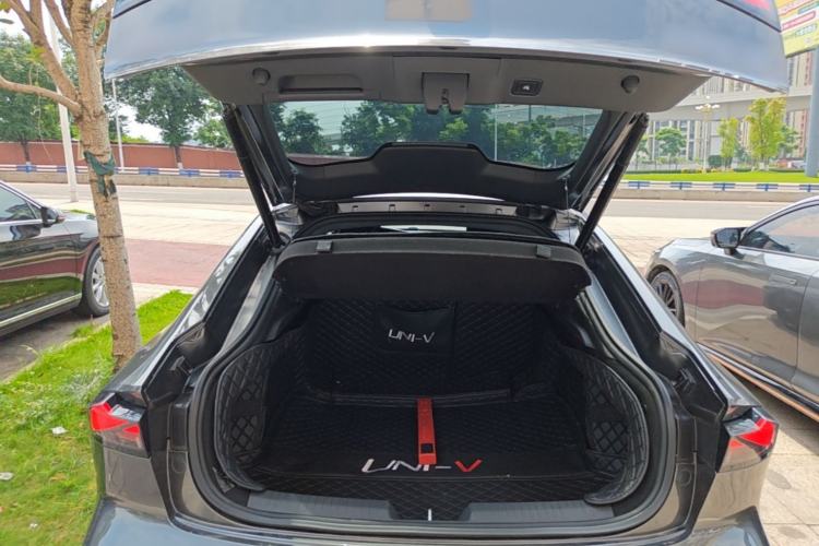 Used CHANGAN UNI-V 2022 1.5T Prestige Version Trunk