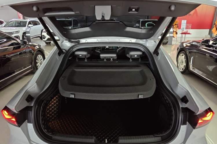 Used CHANGAN UNI-V 2022 1.5T Prestige Version Trunk
