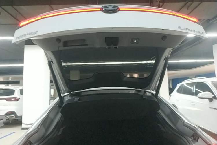 Used CHANGAN UNI-V 2022 1.5T Prestige Version Trunk