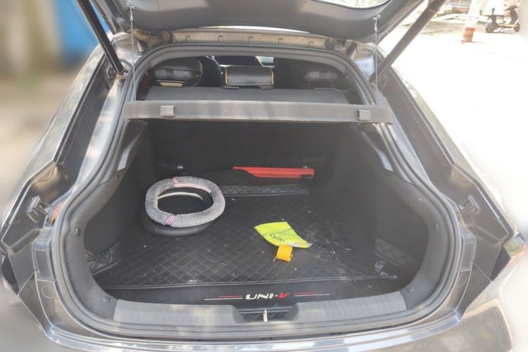 Used CHANGAN UNI-V 2022 1.5T Prestige Version Trunk
