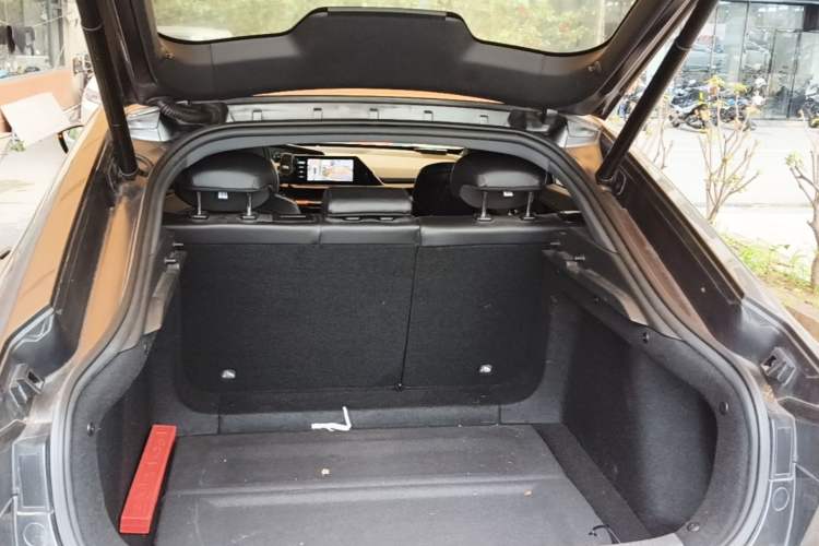 Used CHANGAN UNI-V 2022 1.5T Prestige Version Trunk