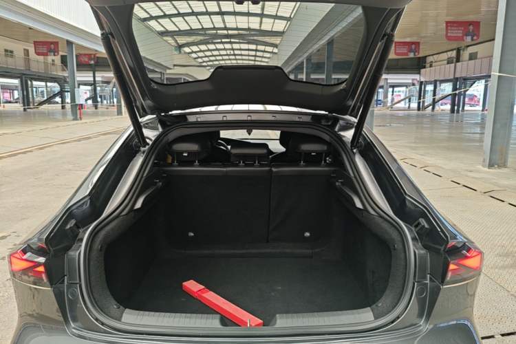 Used CHANGAN UNI-V 2022 1.5T Sport Edition Trunk
