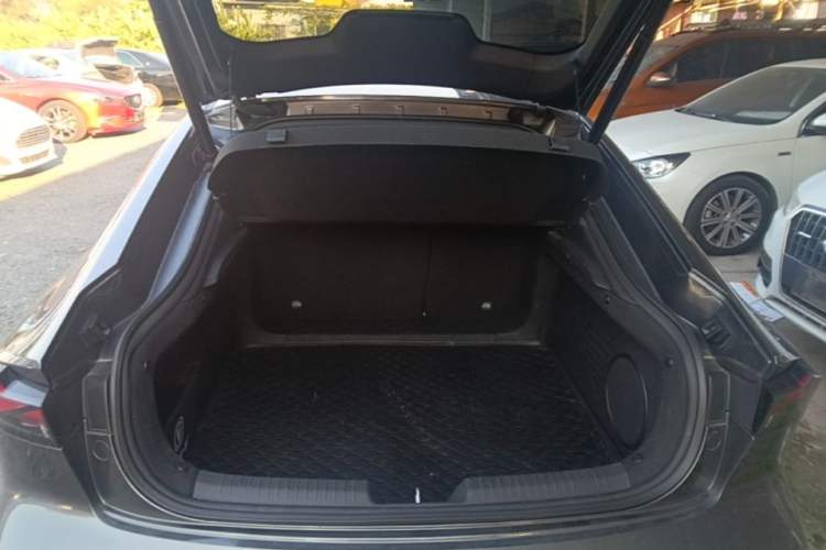 Used CHANGAN UNI-V 2022 1.5T Smart Navigation Version Trunk