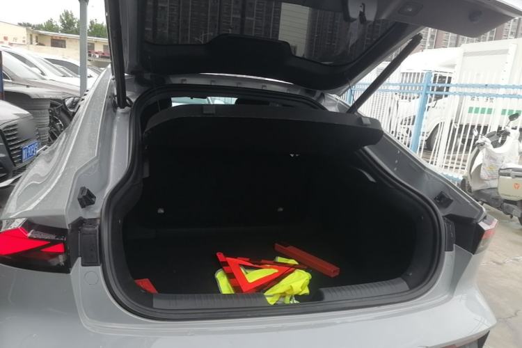 Used CHANGAN UNI-V 2022 1.5T Prestige Version Trunk