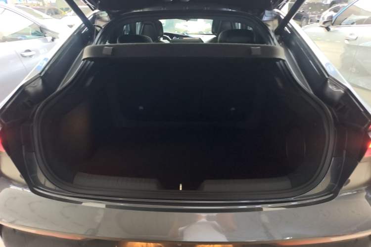 Used CHANGAN UNI-V 2022 1.5T Smart Navigation Version Trunk