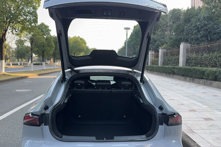 Used CHANGAN UNI-V 2022 1.5T Prestige Version Trunk