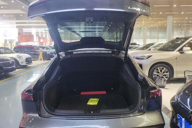Used CHANGAN UNI-V 2022 1.5T Prestige Version Trunk