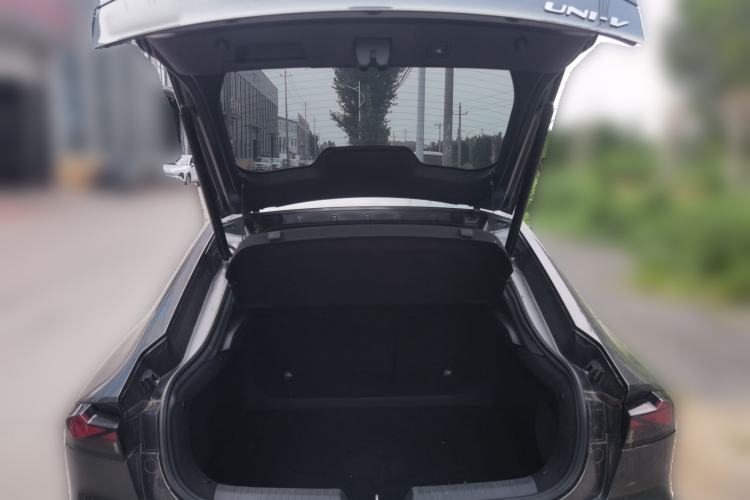 Used CHANGAN UNI-V 2022 1.5T Smart Navigation Version Trunk