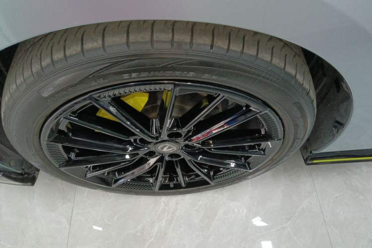 Used CHANGAN UNI-V 2022 1.5T Sport Edition Left Front Wheel Hub