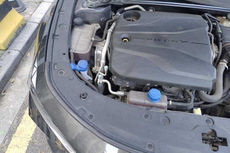 Used CHANGAN UNI-V 2022 1.5T Prestige Version Engine Bay Right