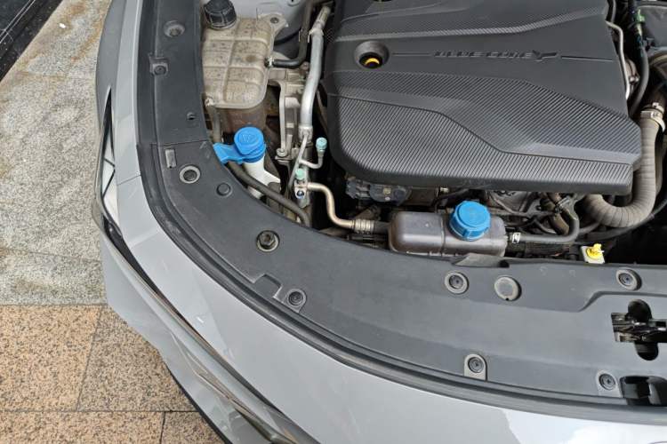 Used CHANGAN UNI-V 2022 1.5T Prestige Version Engine Bay Right