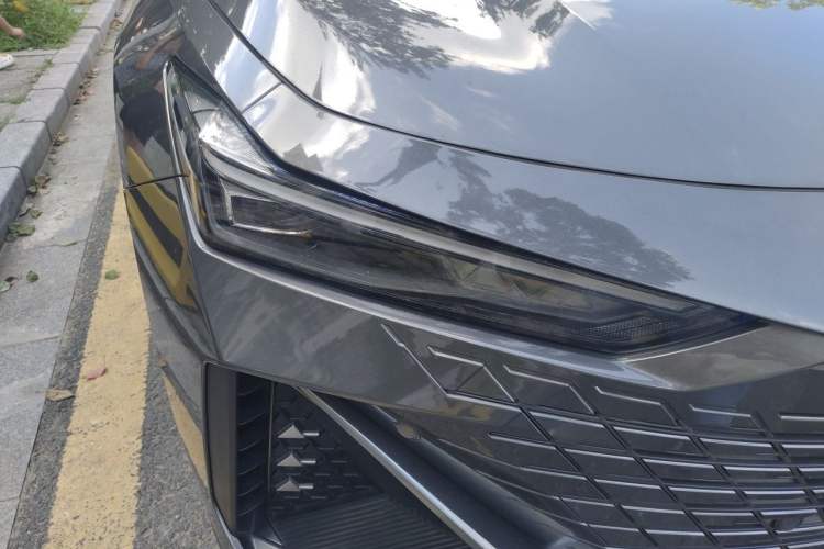 Used CHANGAN UNI-V 2022 1.5T Prestige Version Right Front Headlight