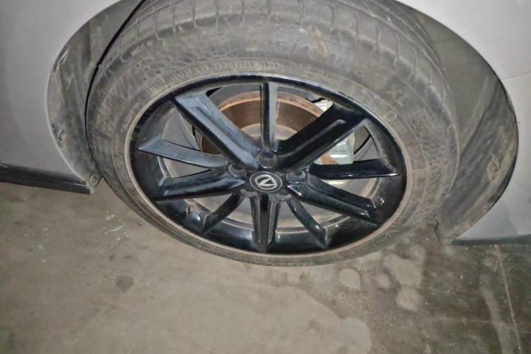 Used CHANGAN UNI-V 2022 1.5T Prestige Version Right Front Wheel Hub
