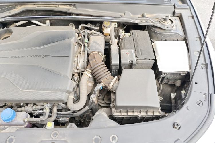 Used CHANGAN UNI-V 2022 1.5T Prestige Version Engine Bay Left