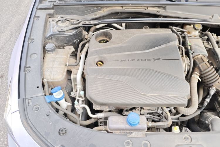 Used CHANGAN UNI-V 2022 1.5T Prestige Version Engine Bay Right