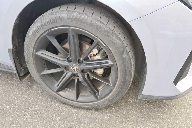 Used CHANGAN UNI-V 2022 1.5T Prestige Version Right Front Wheel Hub