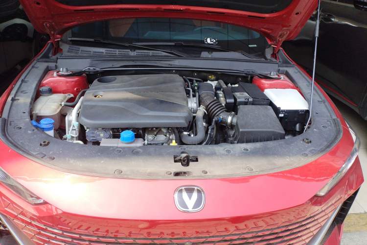 Used CHANGAN UNI-V 2022 1.5T Prestige Version Engine Bay