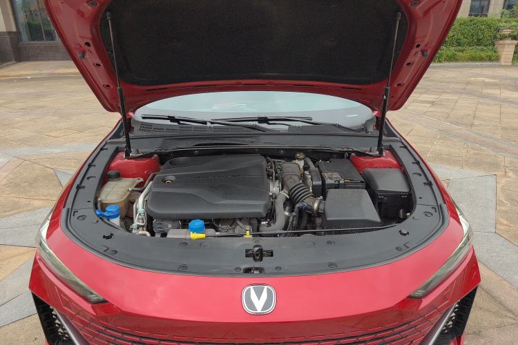 Used CHANGAN UNI-V 2022 1.5T Smart Navigation Version Engine Bay