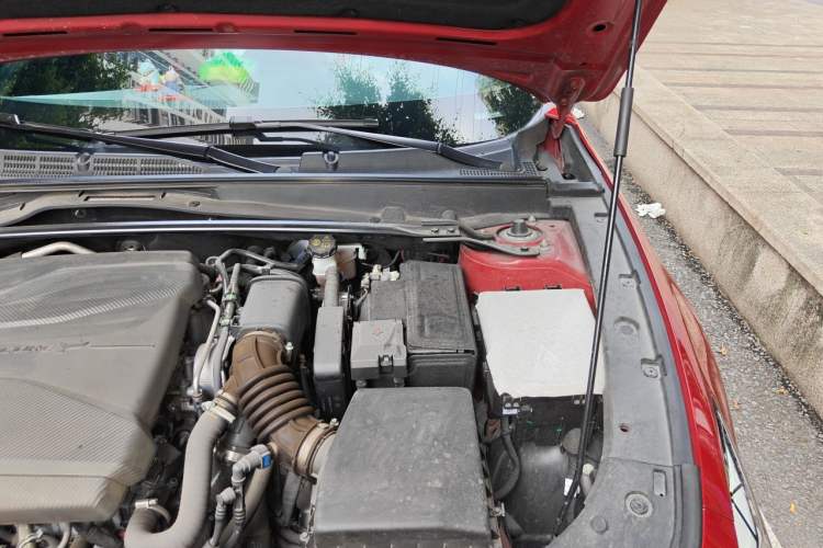 Used CHANGAN UNI-V 2022 1.5T Prestige Version Engine Bay Left