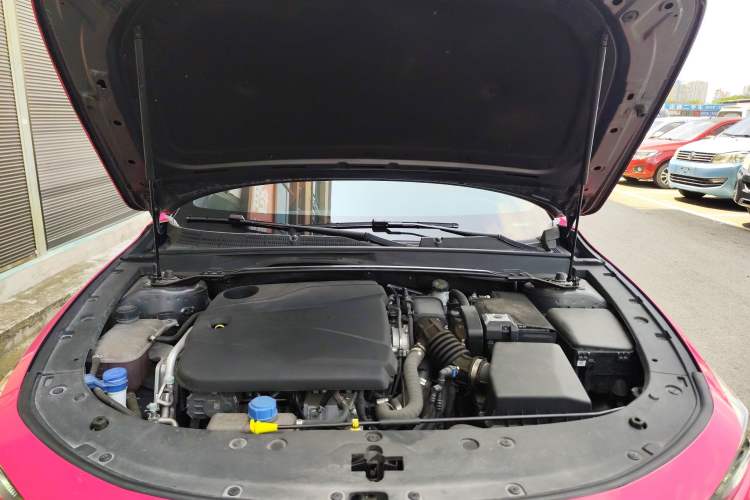 Used CHANGAN UNI-V 2022 1.5T Smart Navigation Version Engine Bay