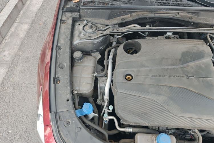 Used CHANGAN UNI-V 2022 1.5T Smart Navigation Version Engine Bay Right