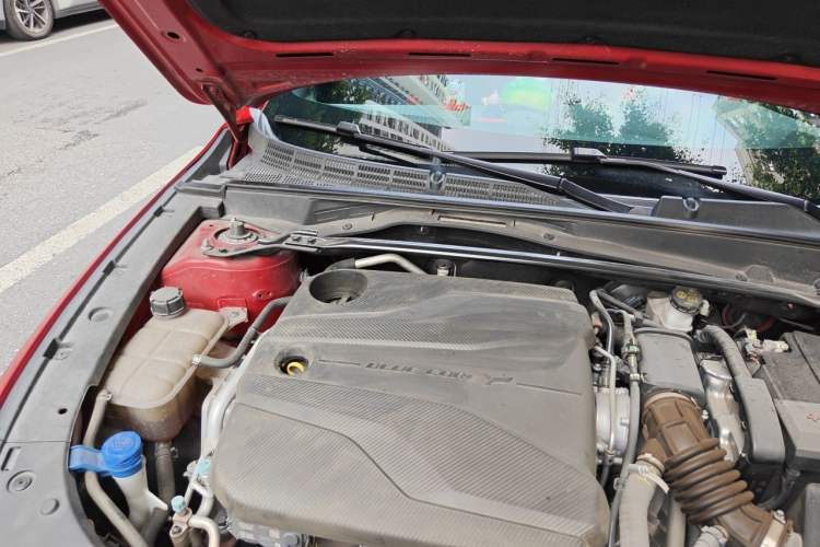 Used CHANGAN UNI-V 2022 1.5T Prestige Version Engine Bay Right