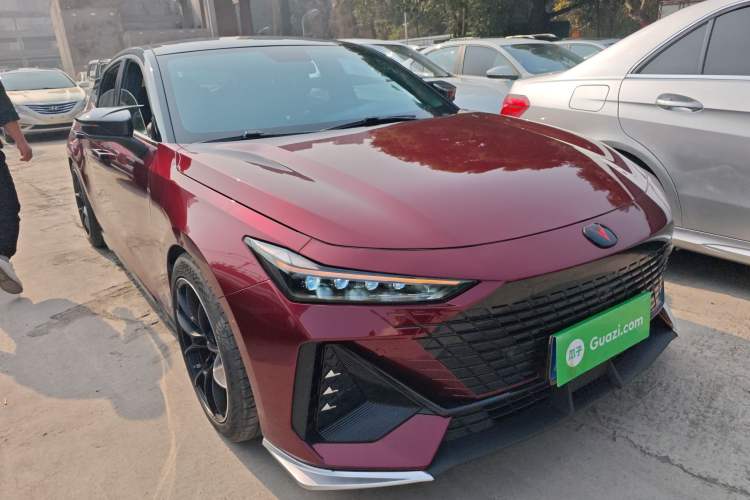 Used CHANGAN UNI-V 2022 1.5T Prestige Version Front Right 45 Deg