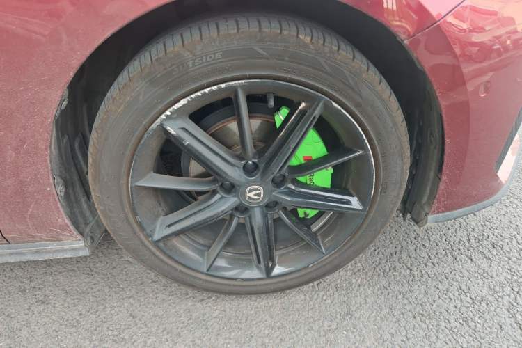 Used CHANGAN UNI-V 2022 1.5T Smart Navigation Version Right Front Wheel Hub