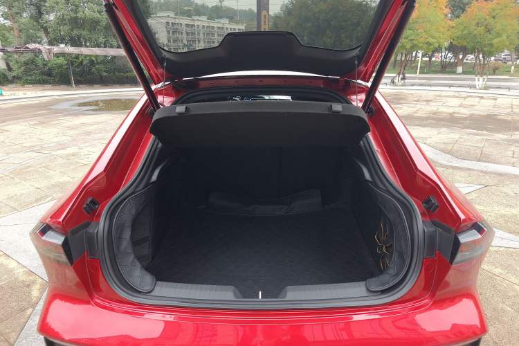 Used CHANGAN UNI-V 2022 1.5T Smart Navigation Version Trunk