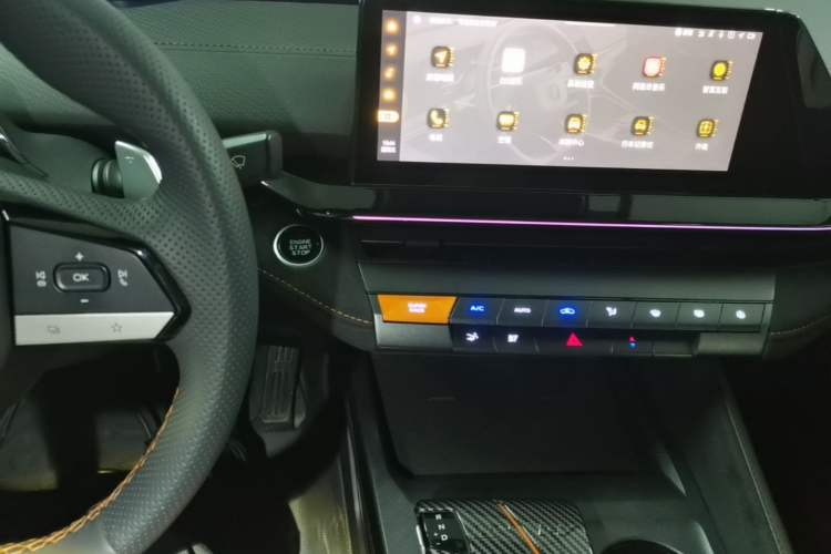 Used CHANGAN UNI-V 2022 2.0T Leading-Speed Edition Audio And AC Panel