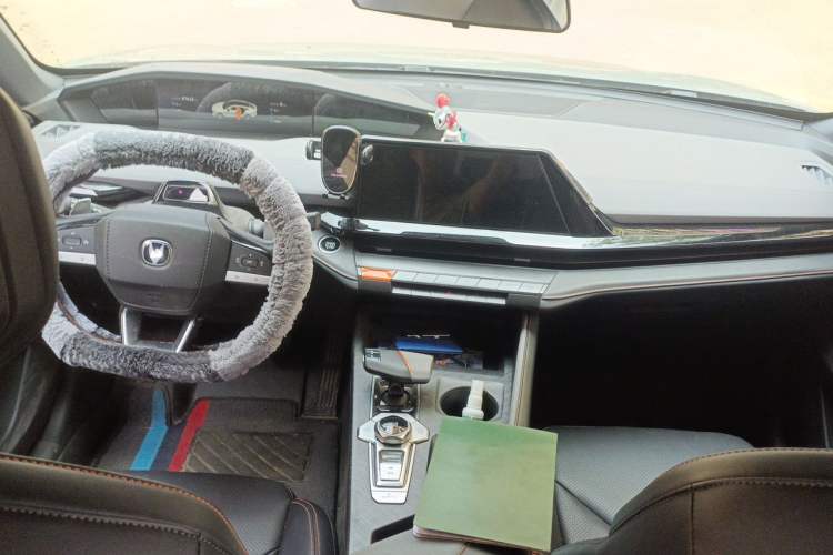 Used CHANGAN UNI-V 2022 1.5T Prestige Version Center Console
