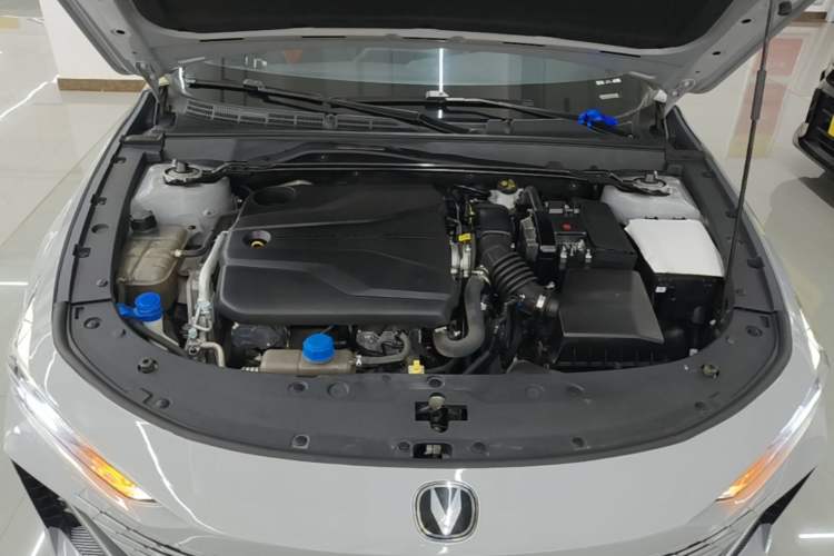 Used CHANGAN UNI-V 2022 1.5T Prestige Version Engine Bay