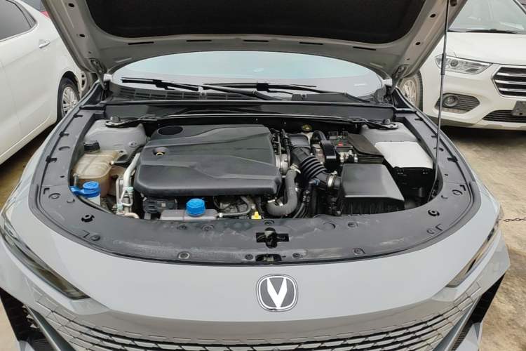 Used CHANGAN UNI-V 2022 1.5T Prestige Version Engine Bay