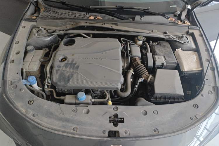 Used CHANGAN UNI-V 2022 1.5T Smart Navigation Version Engine Bay