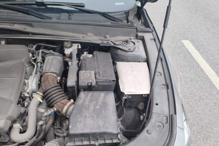 Used CHANGAN UNI-V 2022 1.5T Prestige Version Engine Bay Left