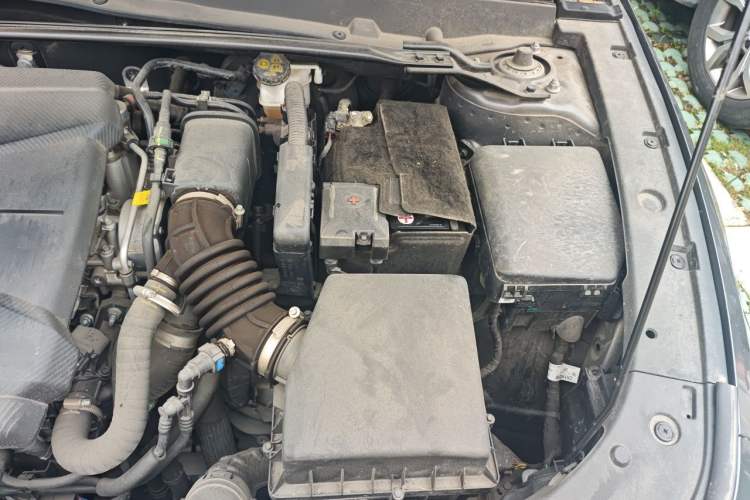 Used CHANGAN UNI-V 2022 1.5T Prestige Version Engine Bay Left