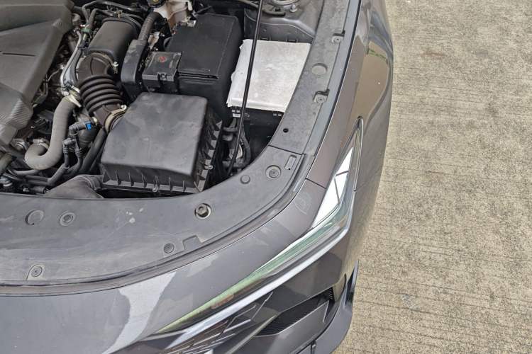 Used CHANGAN UNI-V 2022 1.5T Prestige Version Engine Bay Left